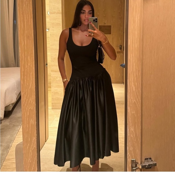 NWT ZARA CONTRAST MIDI DRESS SIZE M
🚨FIRM  PRICE NO DISCOUNT - Picture 4 of 16